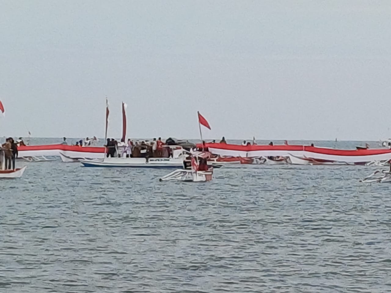 Semarak HUT RI ke- 80, Masyarakat Desa Biring Kassi Gelar Upacara di Laut dengan Bendera 80 Meter